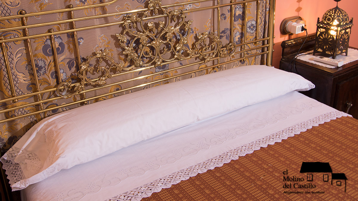 Cabecero, cama y sabanas de lino.